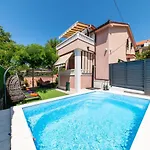 Villa Viktoria With Private Swimming Pool