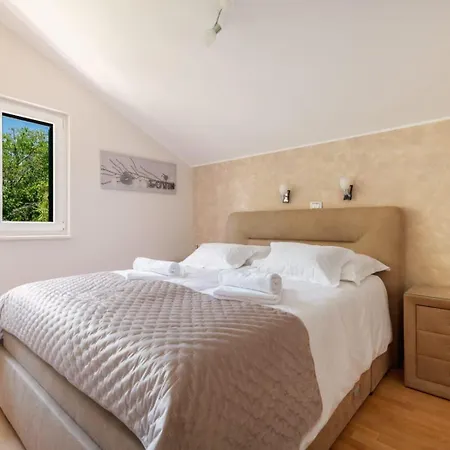 Viktoria With Private Swimming Pool Vila Muc