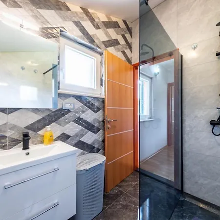 Villa Viktoria With Private Swimming Pool *