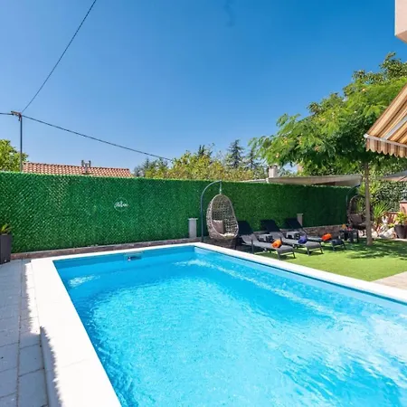 Viktoria With Private Swimming Pool וילה Muc