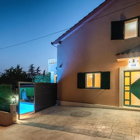 Viktoria With Private Swimming Pool וילה