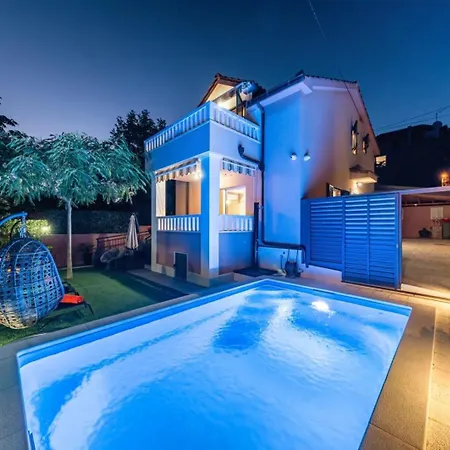 Villa Viktoria With Private Swimming Pool *