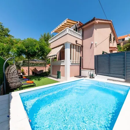 Villa Viktoria With Private Swimming Pool