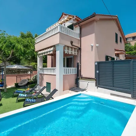 Villa Viktoria With Private Swimming Pool *