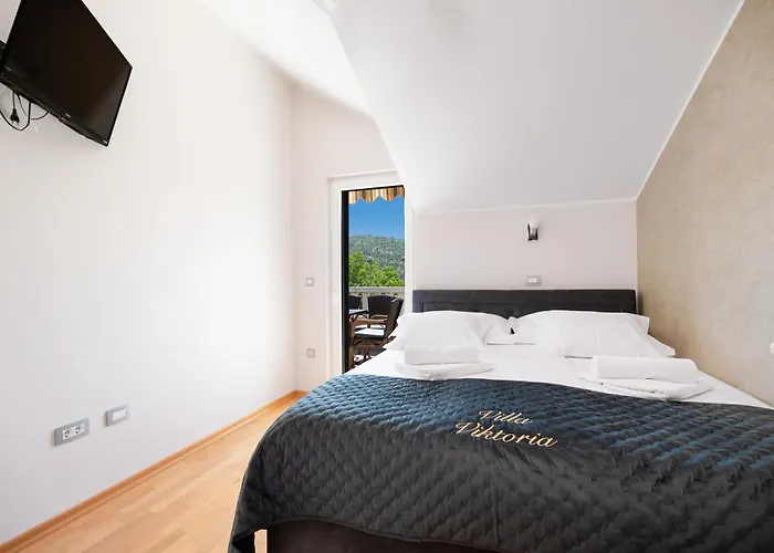 Villa Viktoria With Private Swimming Pool *