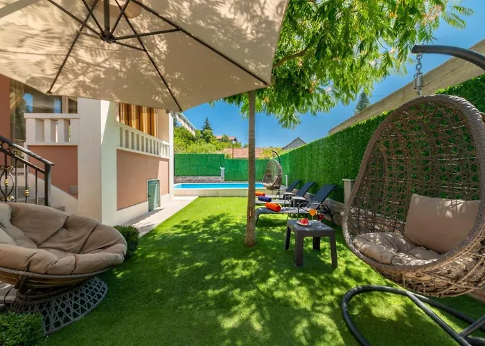 Viktoria With Private Swimming Pool