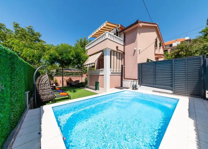 Villa Viktoria With Private Swimming Pool