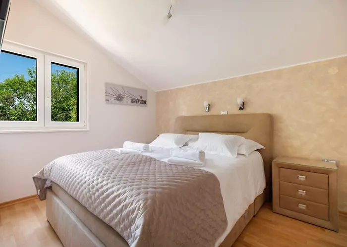 Viktoria With Private Swimming Pool Villa Muc